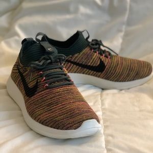 Women’s Roshe Two Flyknit - women’s size 6